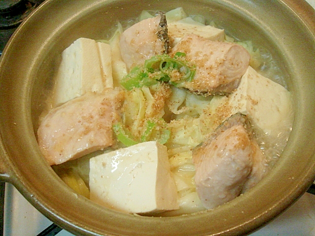 土鍋に入った生鮭の切り身と豆腐などのちゃんちゃん焼き風