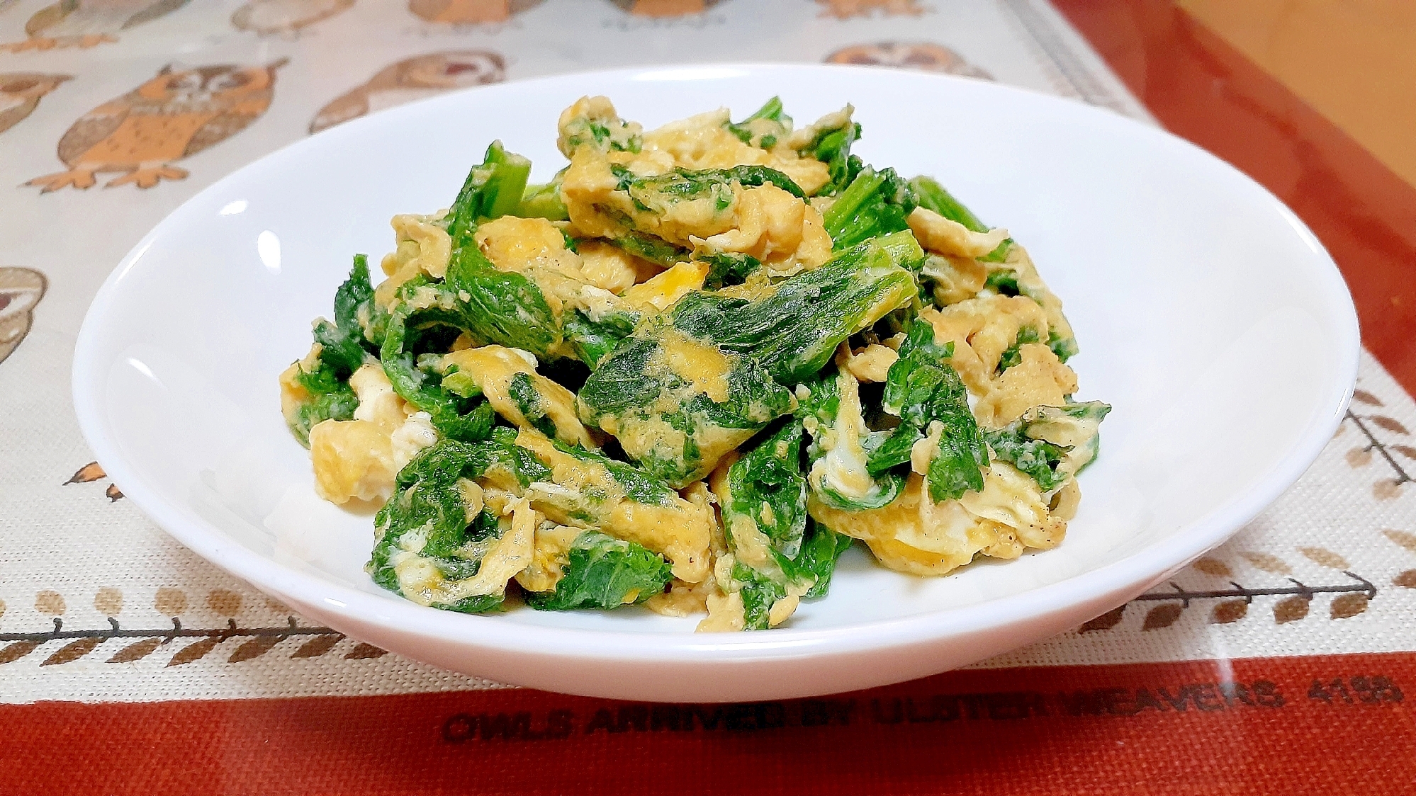 白い皿に盛られたわさび菜の卵とじ