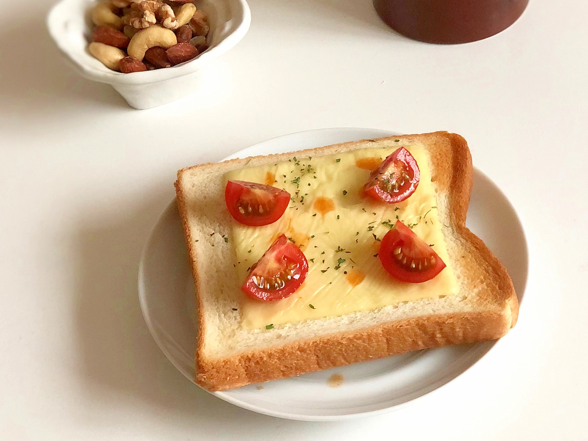 ピリ辛っチーズとプチトマトのオープンサンド♪
