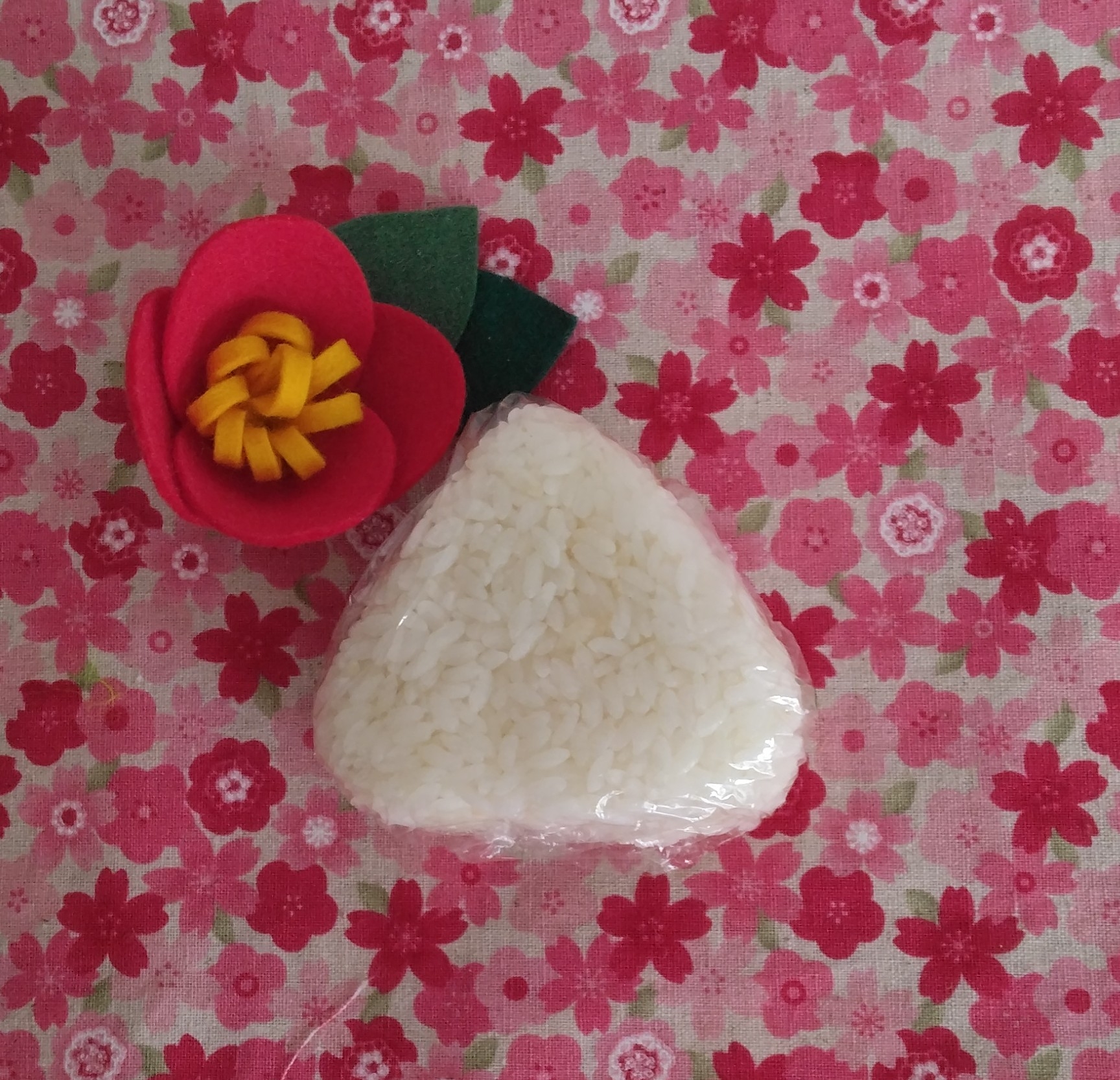 プチプチ食感‼️ごまと鮭マヨネーズの小腹おにぎり✨