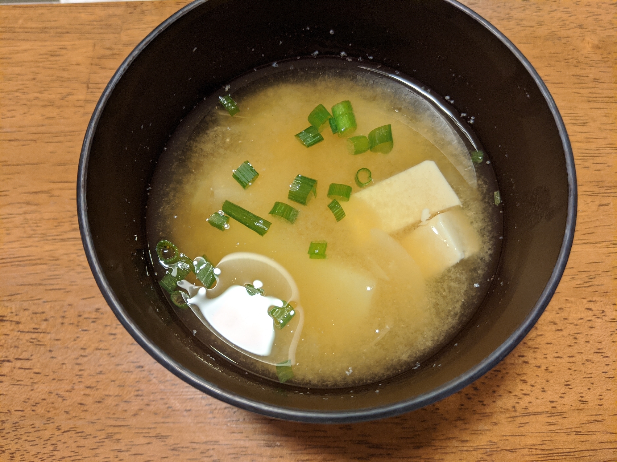 じゃがいもと玉ねぎと豆腐の味噌汁