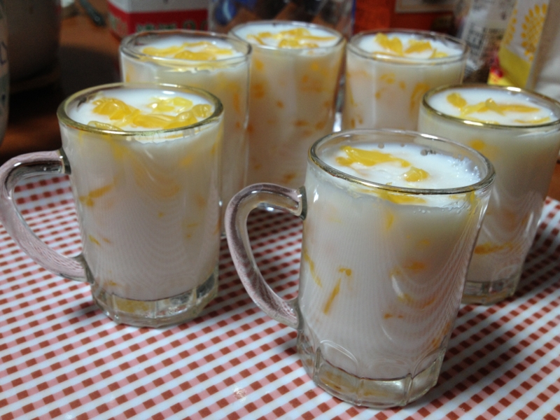 ジョッキに入った八朔と牛乳の寒天スイーツ