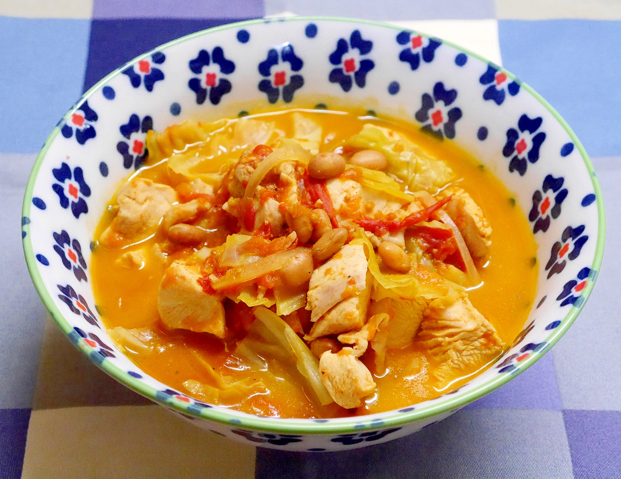 花柄の器に入ったゴロゴロチキンと福豆のトマトスープ