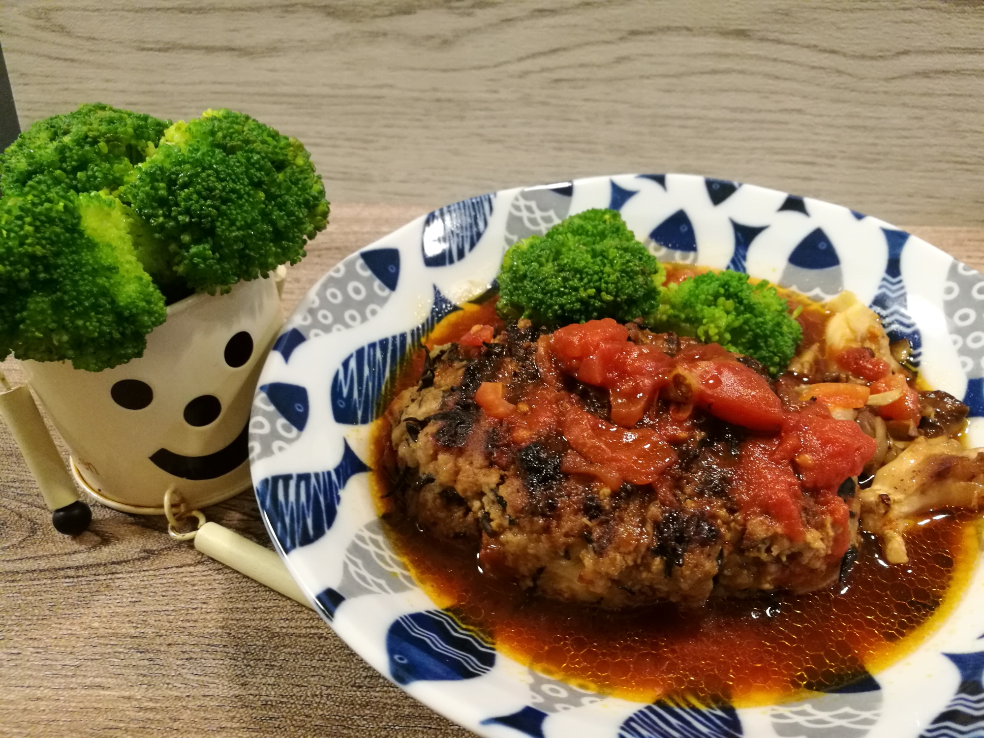 トマトソースのひじきハンバーグ