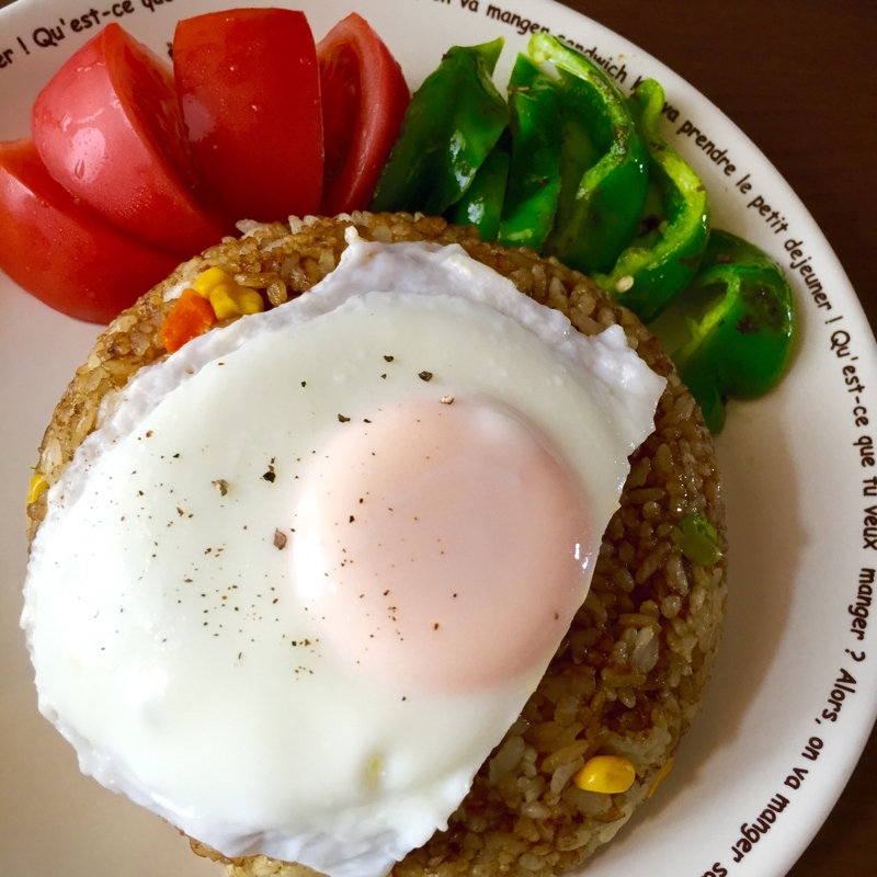 お皿に盛られた 電子レンジ圧力鍋で作るカレーピラフ