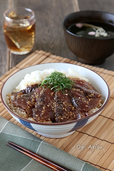 白と青の茶碗に盛られた漬けかつおのとろろ丼