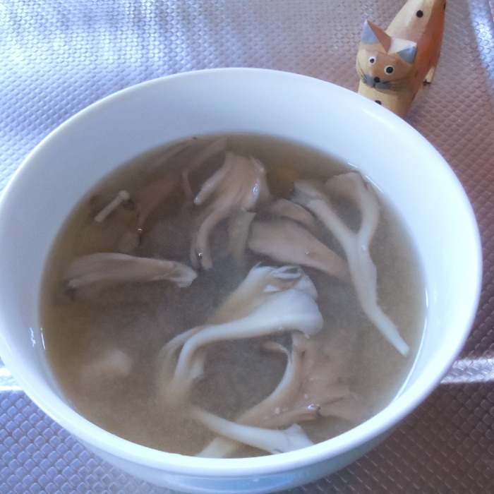 白い器に盛られたきのこの味噌スープ