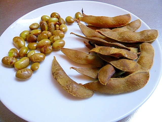 白い丸皿に並んだ燻製枝豆の皮と中の実