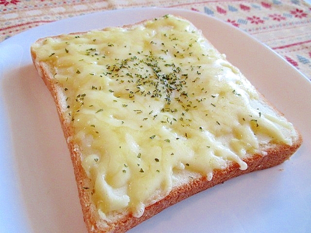 白い皿にのっているマッシュポテトのチーズトースト