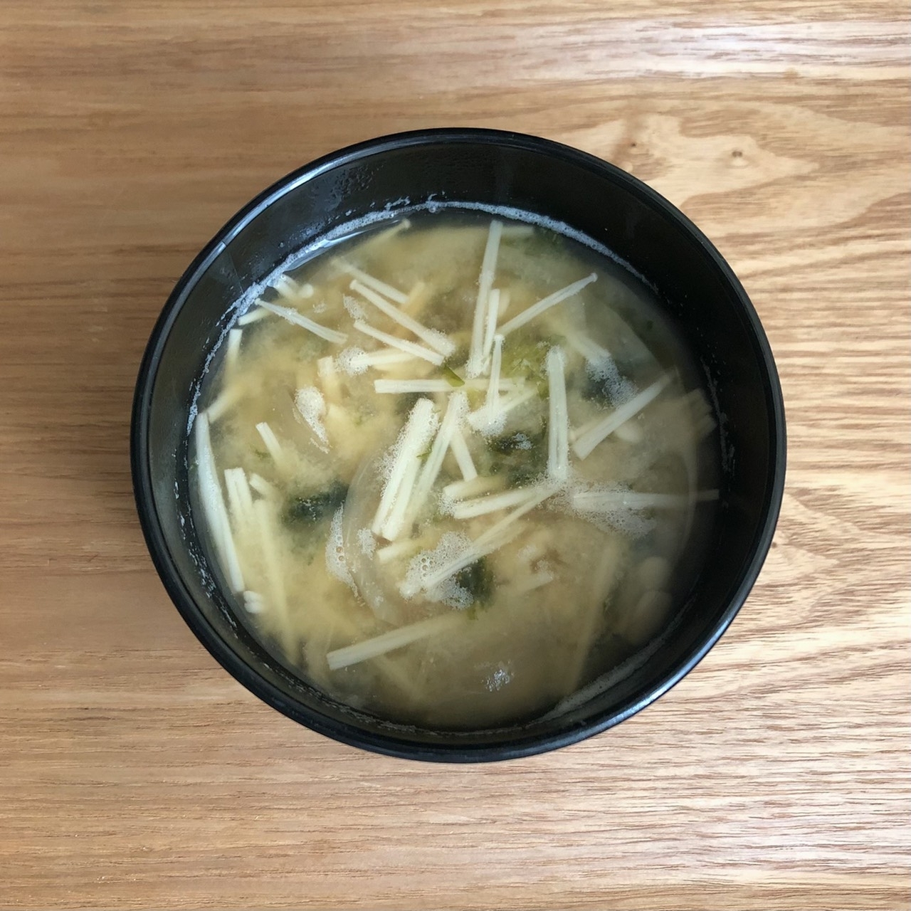 エノキのあおさ味噌汁を入れている味噌汁茶碗