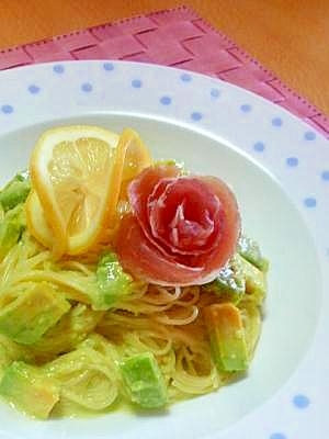 アボカドとレモンの冷製パスタ バラの花の生ハム添え レシピ 作り方 By Pear Recipe 楽天レシピ