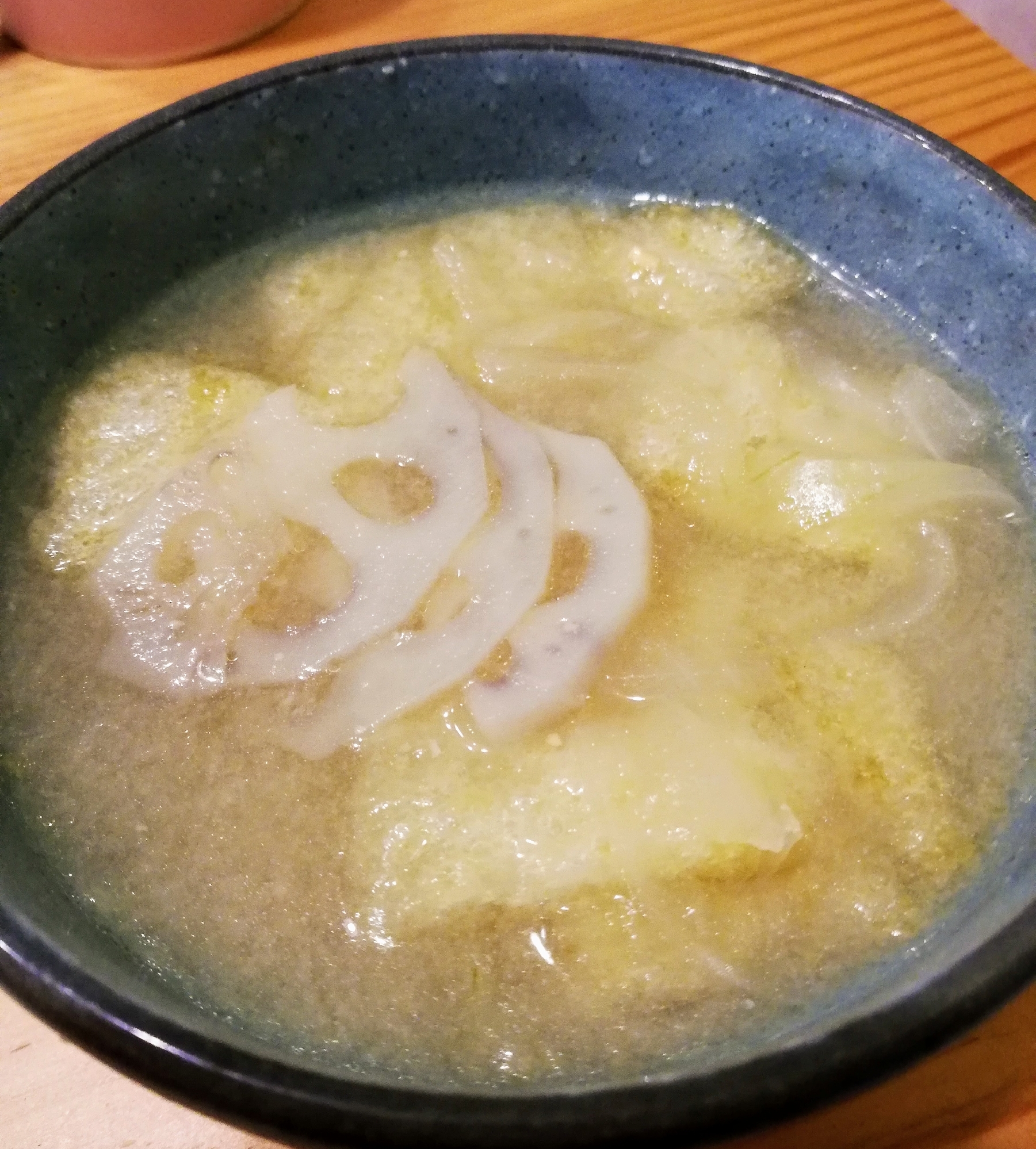れんこんと玉ねぎと松山あげの味噌汁