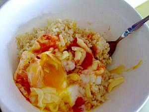 白い丼鉢に盛りつけられたトマトソースと卵のチーズ玄米ごはん