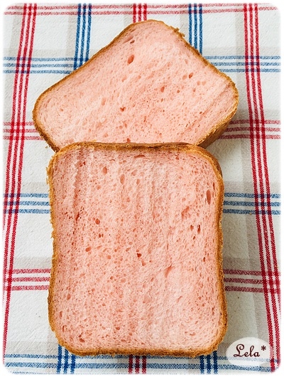 チェック柄のマットにのったいちご練乳食パン