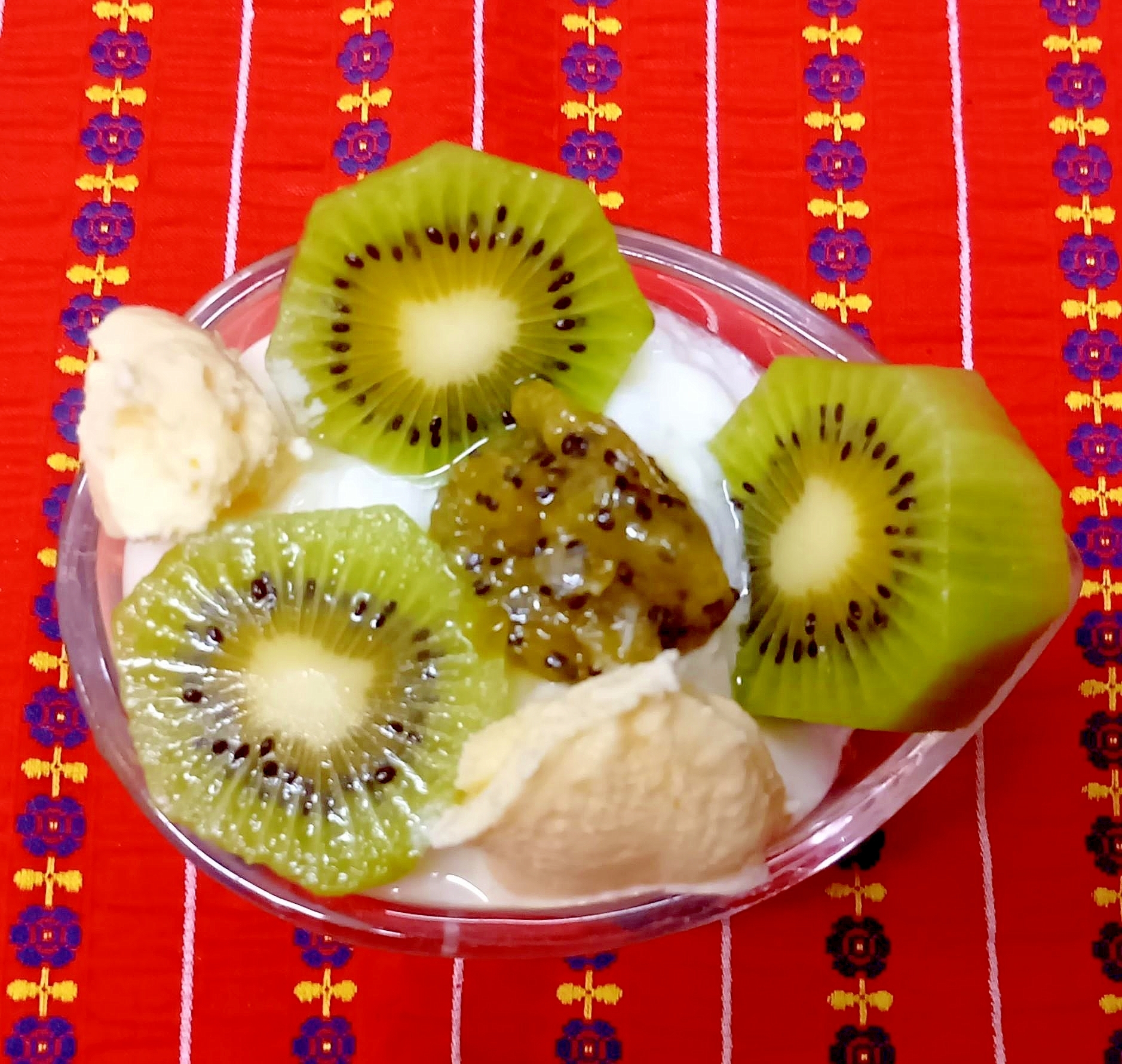 キウイ、生ハム、モッツァレラチーズの冷製パスタ