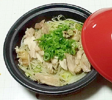 タジン鍋で、蒸し鶏肉のネギ塩タレ