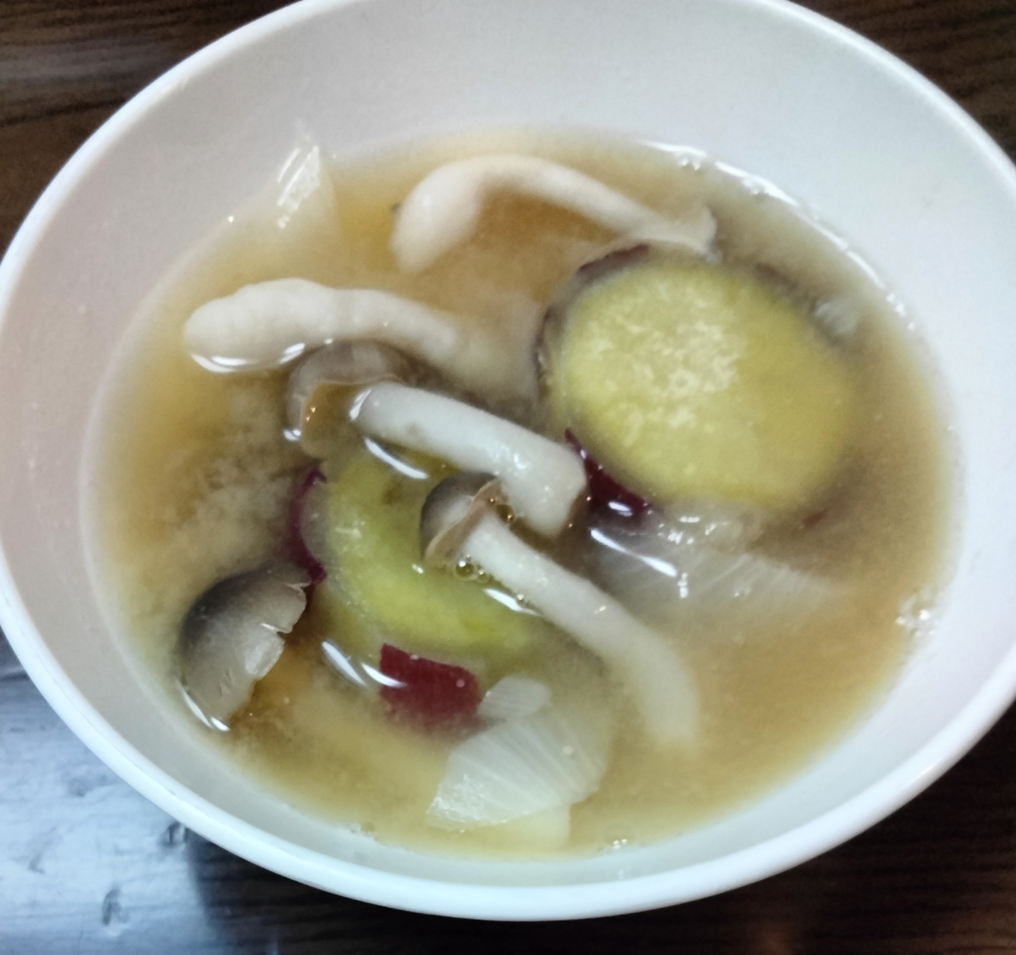 さつま芋しめじ玉ねぎの味噌汁