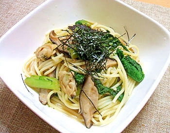 白い皿に盛られたわさび菜のパスタ