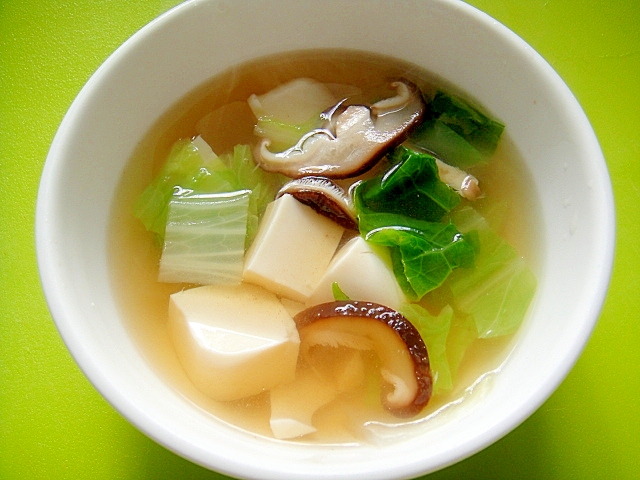 白い器に入った白菜と豆腐の和風スープ