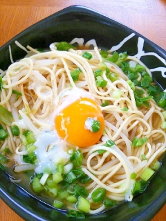 余った冷やし中華麺とラーメンスープで煮込みラーメン