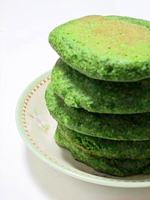 5段に盛りつけられた小松菜とおから入りのグリーンパンケーキ