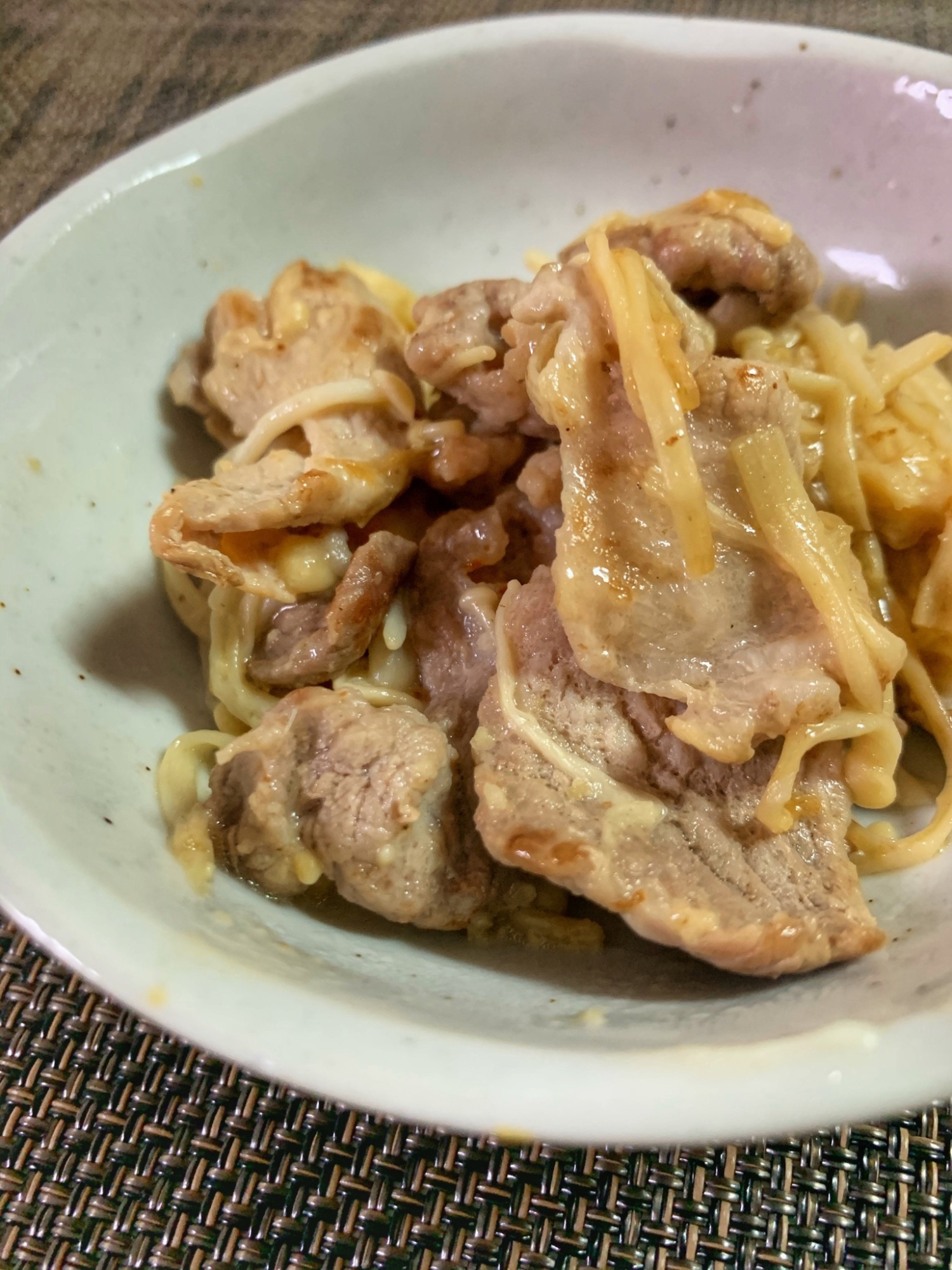 白い皿に盛られているえのきだけと豚バラ肉のマヨ生姜焼き