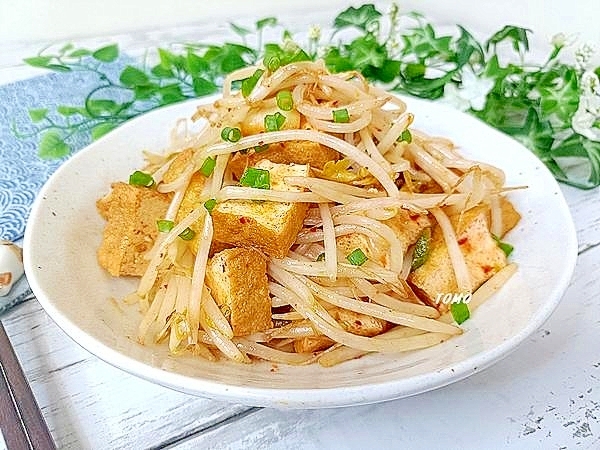 節約料理♪厚揚げともやしのキムチ炒め