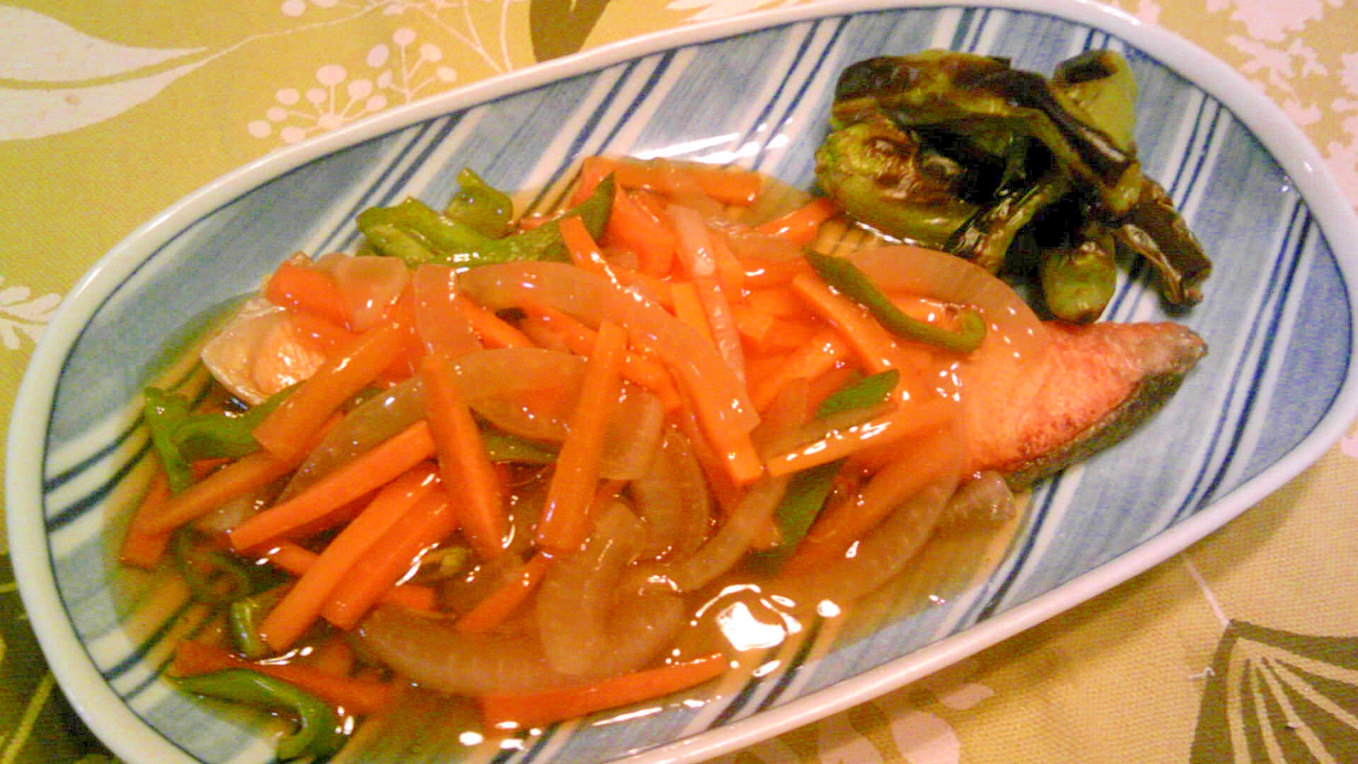 楕円形のお皿に盛り付けた鮭の野菜あんかけ