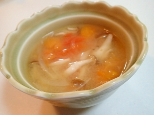 トマトとしめじと玉葱の貝だし味噌汁 レシピ 作り方 By ぷ みぃまま 楽天レシピ