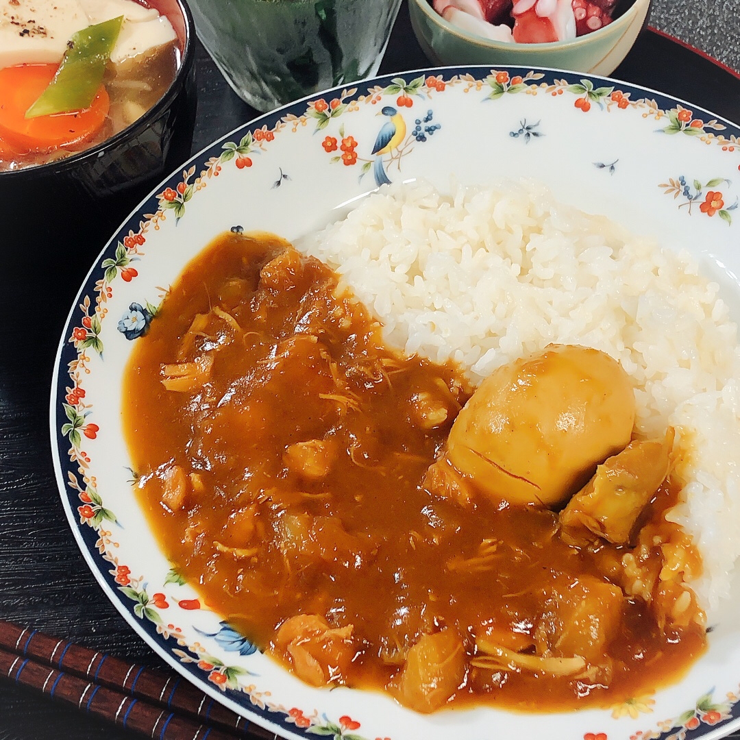 皿に盛り付けたおでんカレー