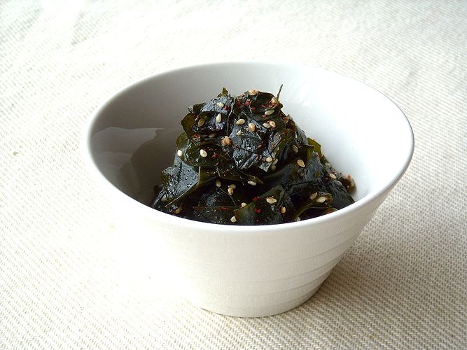 白色の深皿に盛られた生わかめのきんぴら