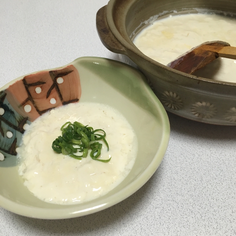 和食器に盛り付けたおぼろ豆腐と土鍋に入ったおぼろ豆腐