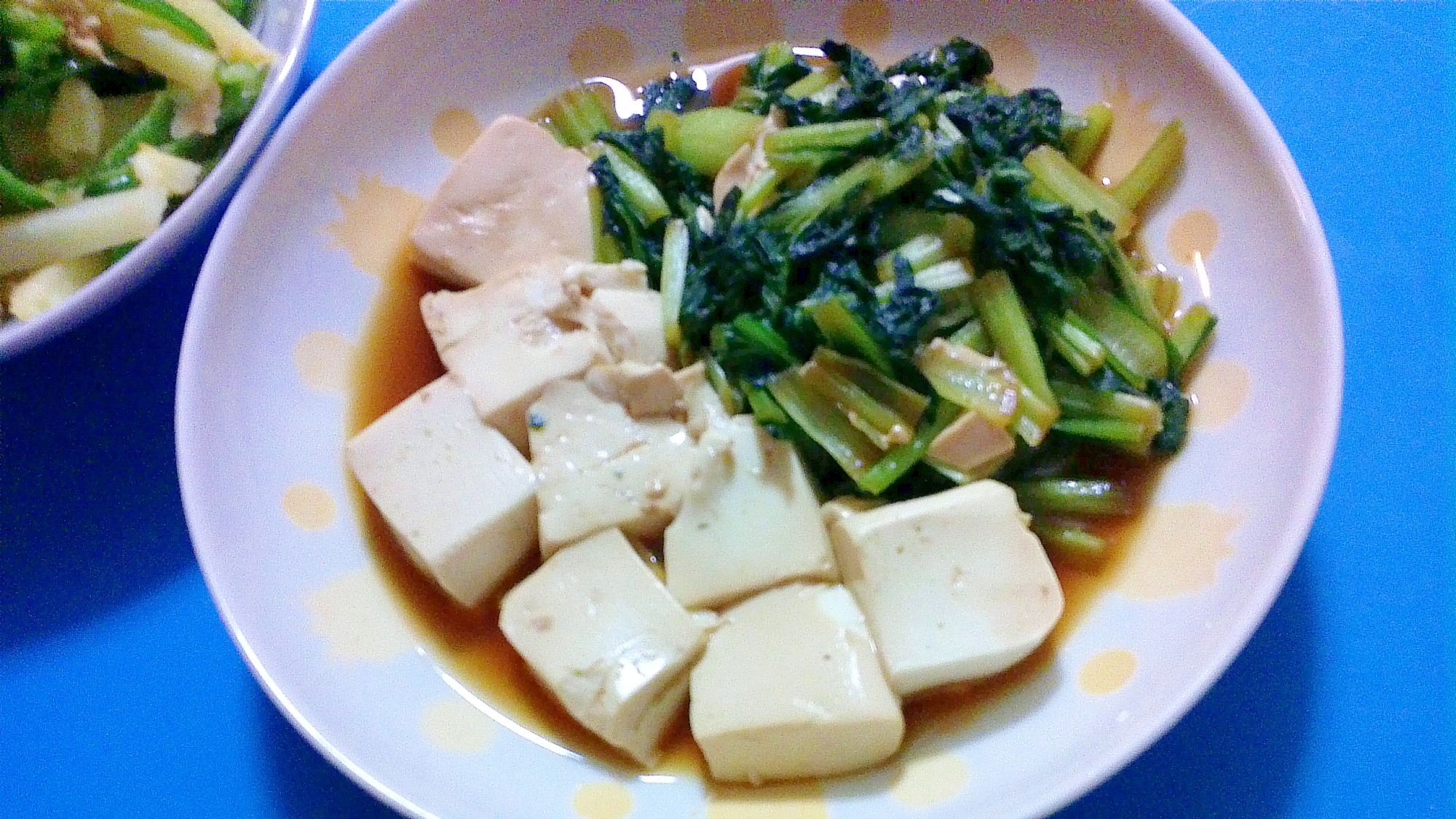 皿に盛られた豆腐とターサイのさっと煮