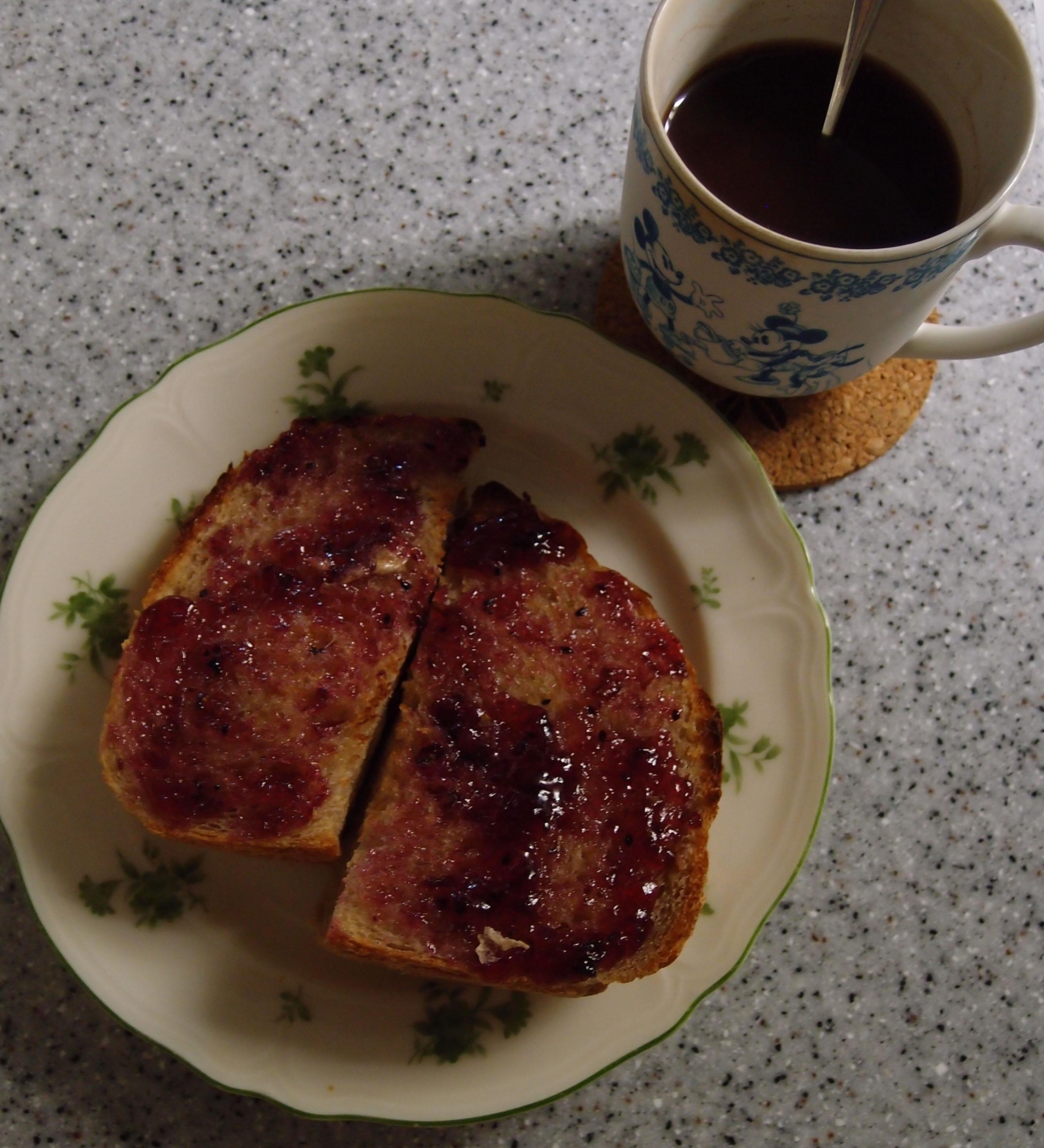 トーストとチョコ入りコーヒーの朝食