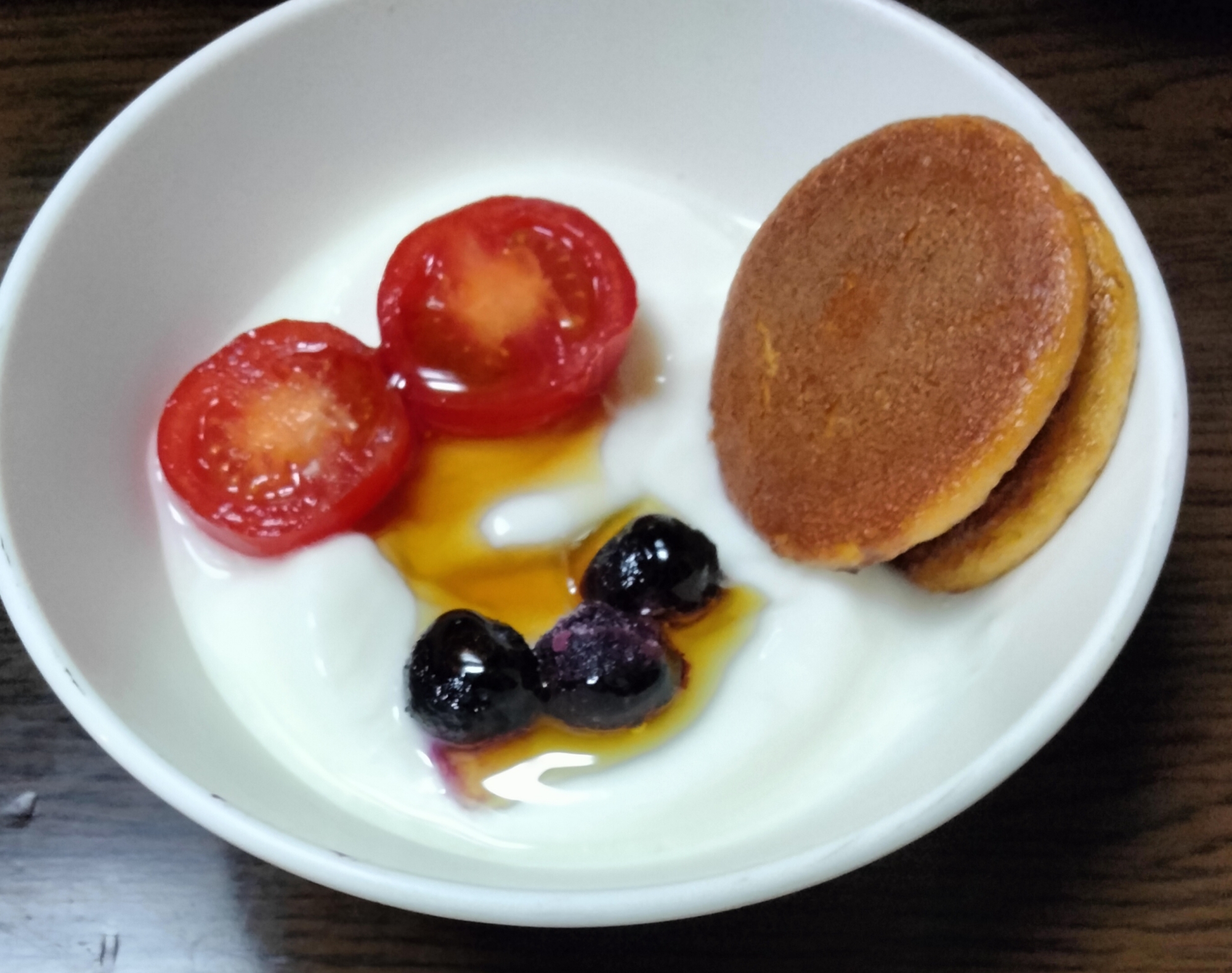 今日のヨーグルト♡トマトブルーベリー&どらチョコ