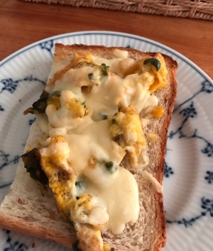 コーンとピーマンの卵炒めのチーズトースト レシピ 作り方 By ボンド子 楽天レシピ