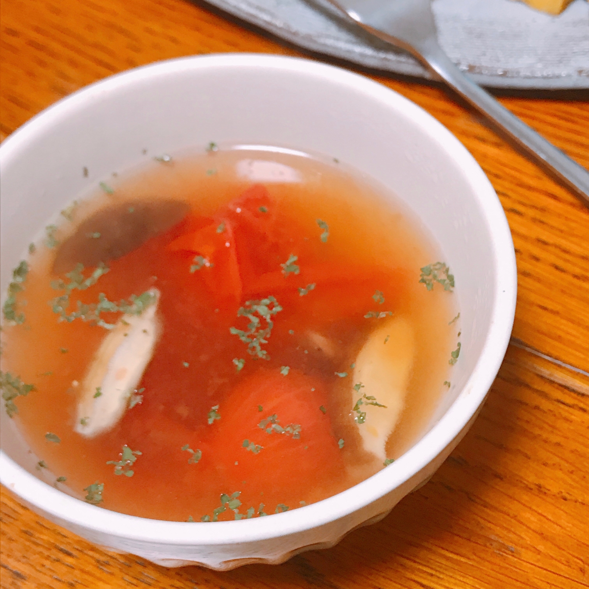 スープカップに入ったしいたけとミニトマトの洋風スープ