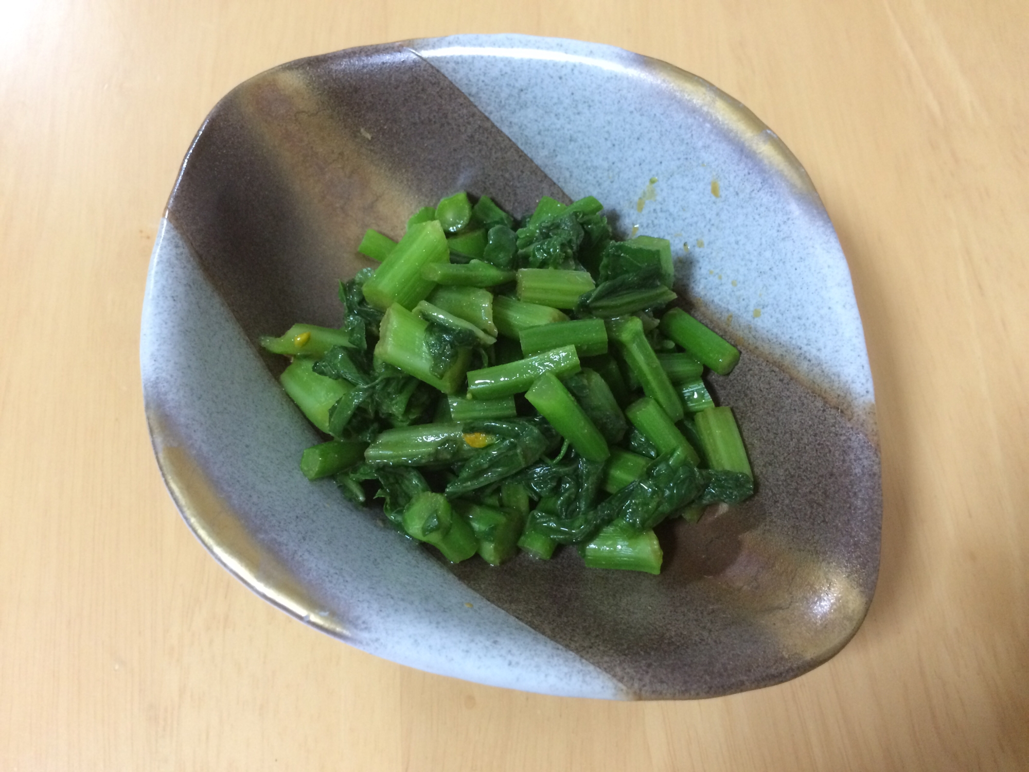 変形の小鉢に盛りつけられたアスパラ菜のからしじょうゆ和え
