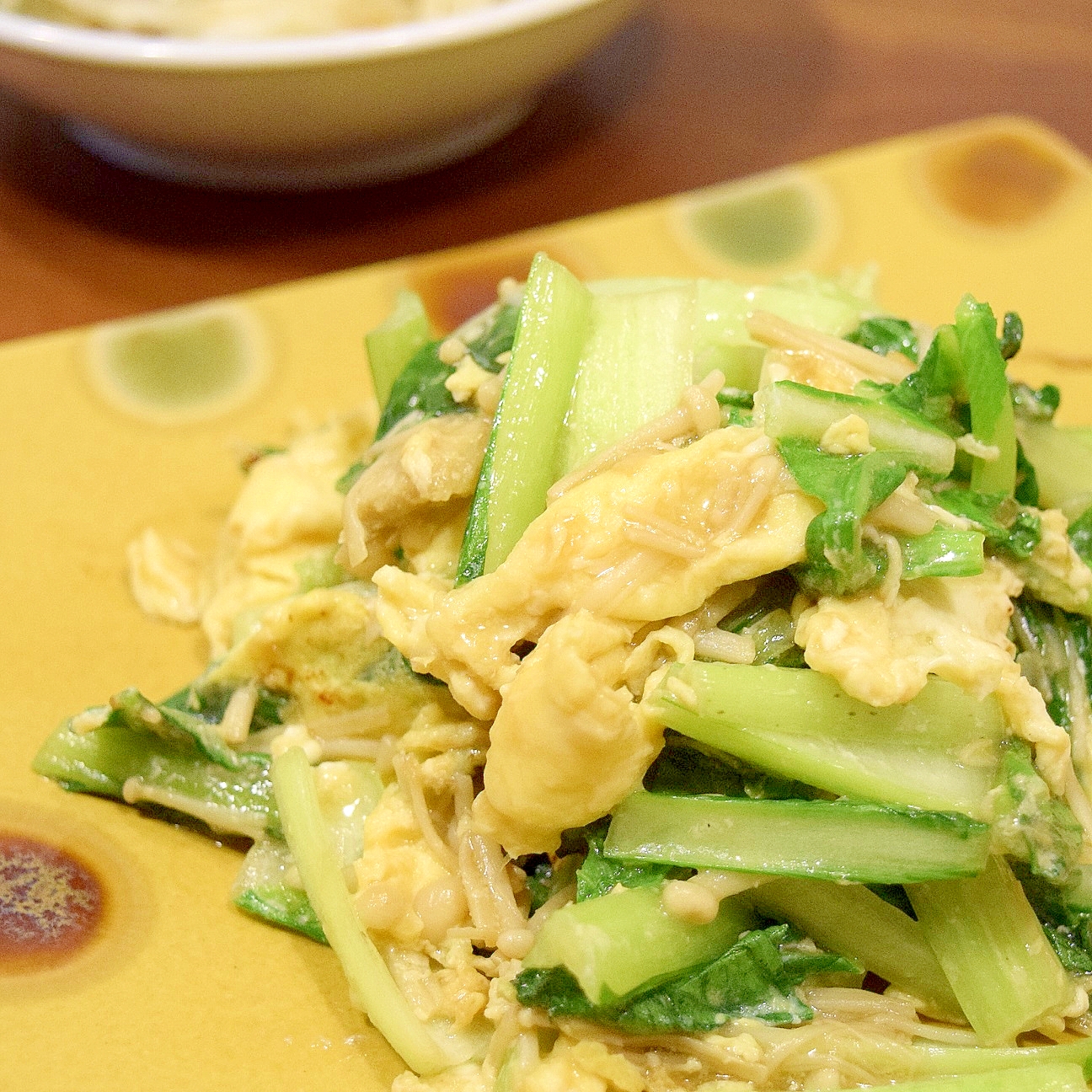 皿に盛られた小松菜とえのきの卵炒め