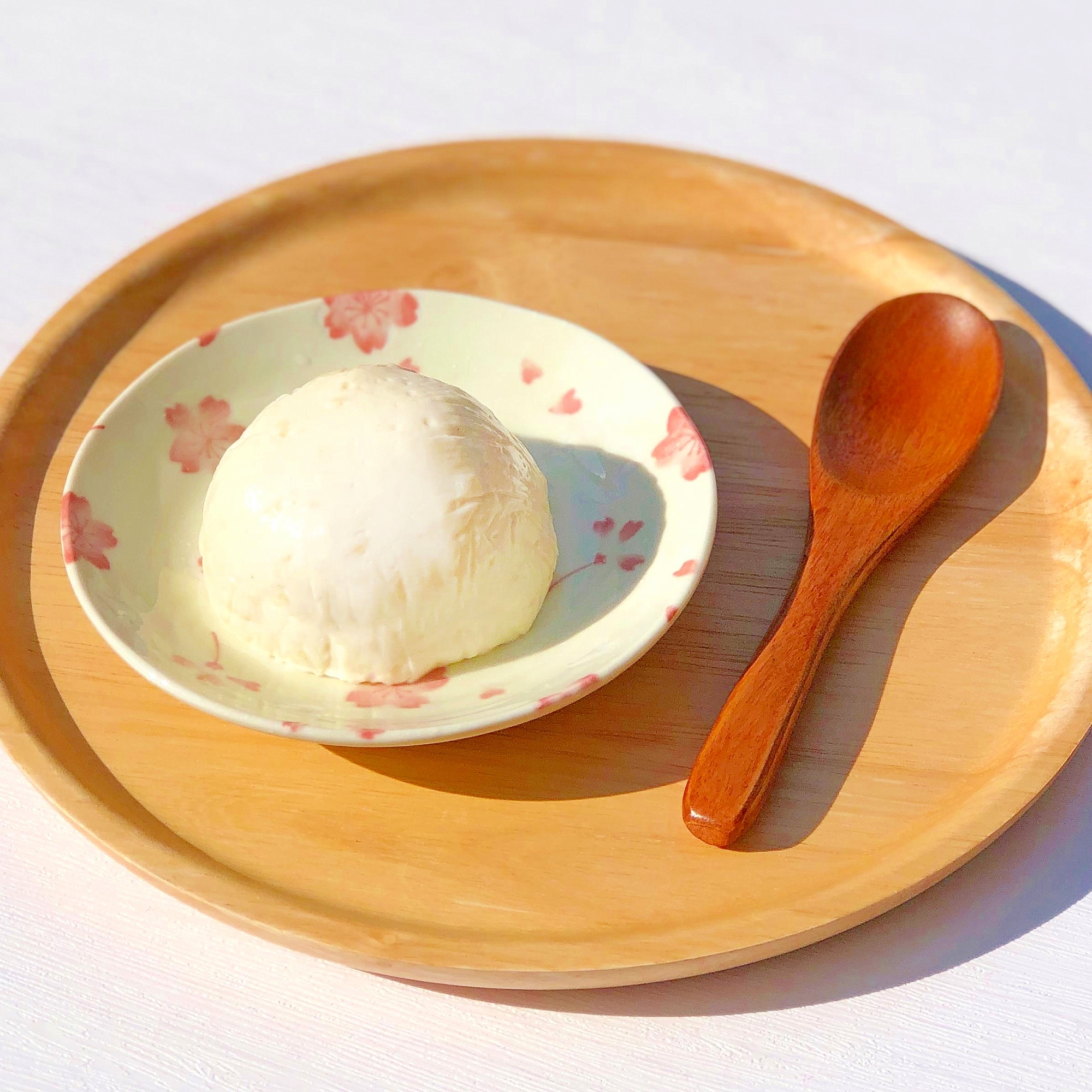 桜柄の小皿にのったサイリウムと豆乳のチーズドーム