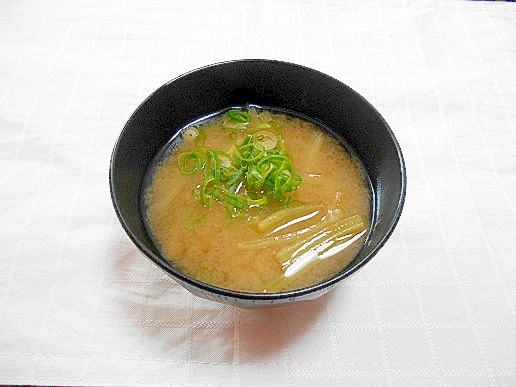 黒色の椀に盛られた若ごぼうのお味噌汁