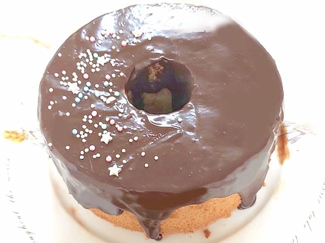 チョコがかかったシフォンケーキ