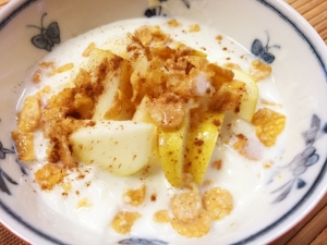 シリアル入り リンゴと牛乳のサクサクヨーグルト レシピ 作り方 By