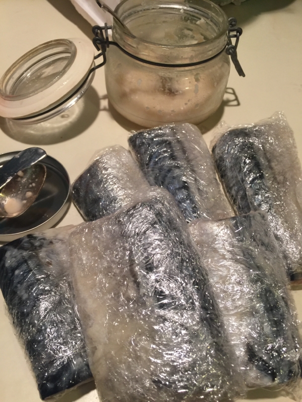 鯖の塩麹　 冷凍保存＆解凍方法　鋏でチョッキング