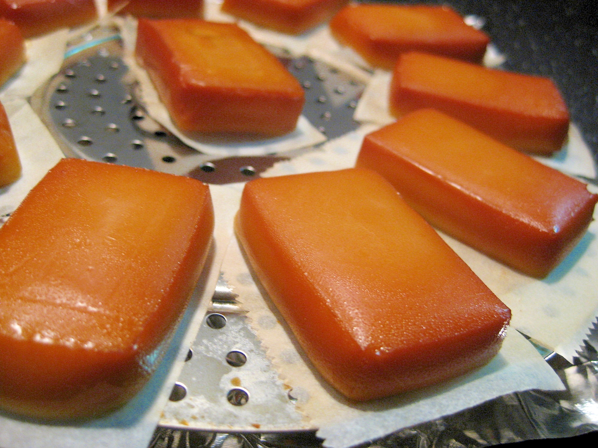 スモーカーに並んだ四角いフレーバーチーズの燻製