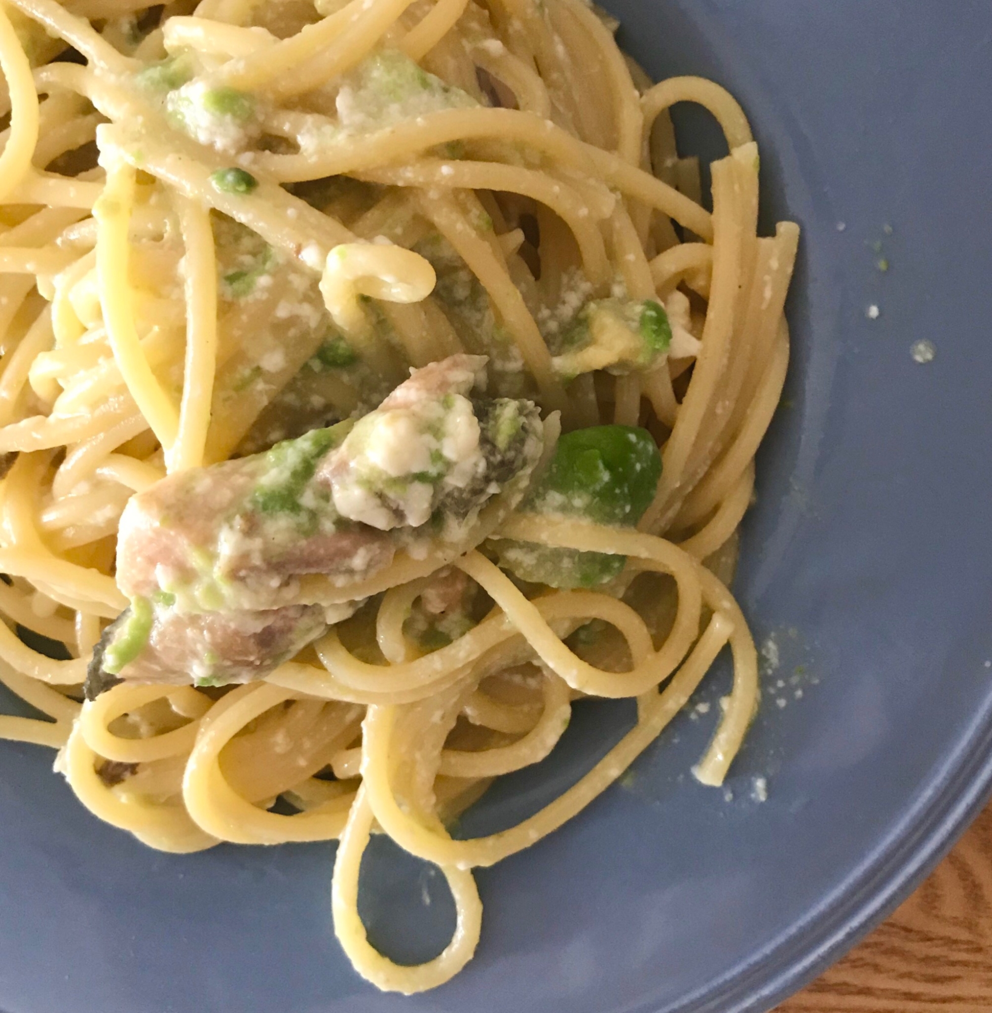 青い皿に盛られた鮭とアボカドと豆腐のクリームパスタ風