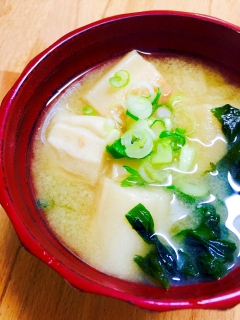 お出汁から初めてでも簡単！豆腐とわかめのお味噌汁