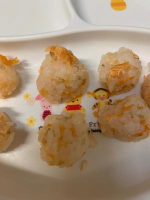 幼児食 鮭とチーズのおにぎり レシピ 作り方 By りおmama 楽天レシピ