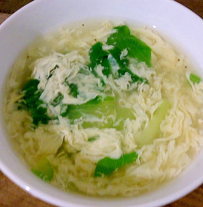 白いお椀に入ったチンゲン菜と卵のスープ