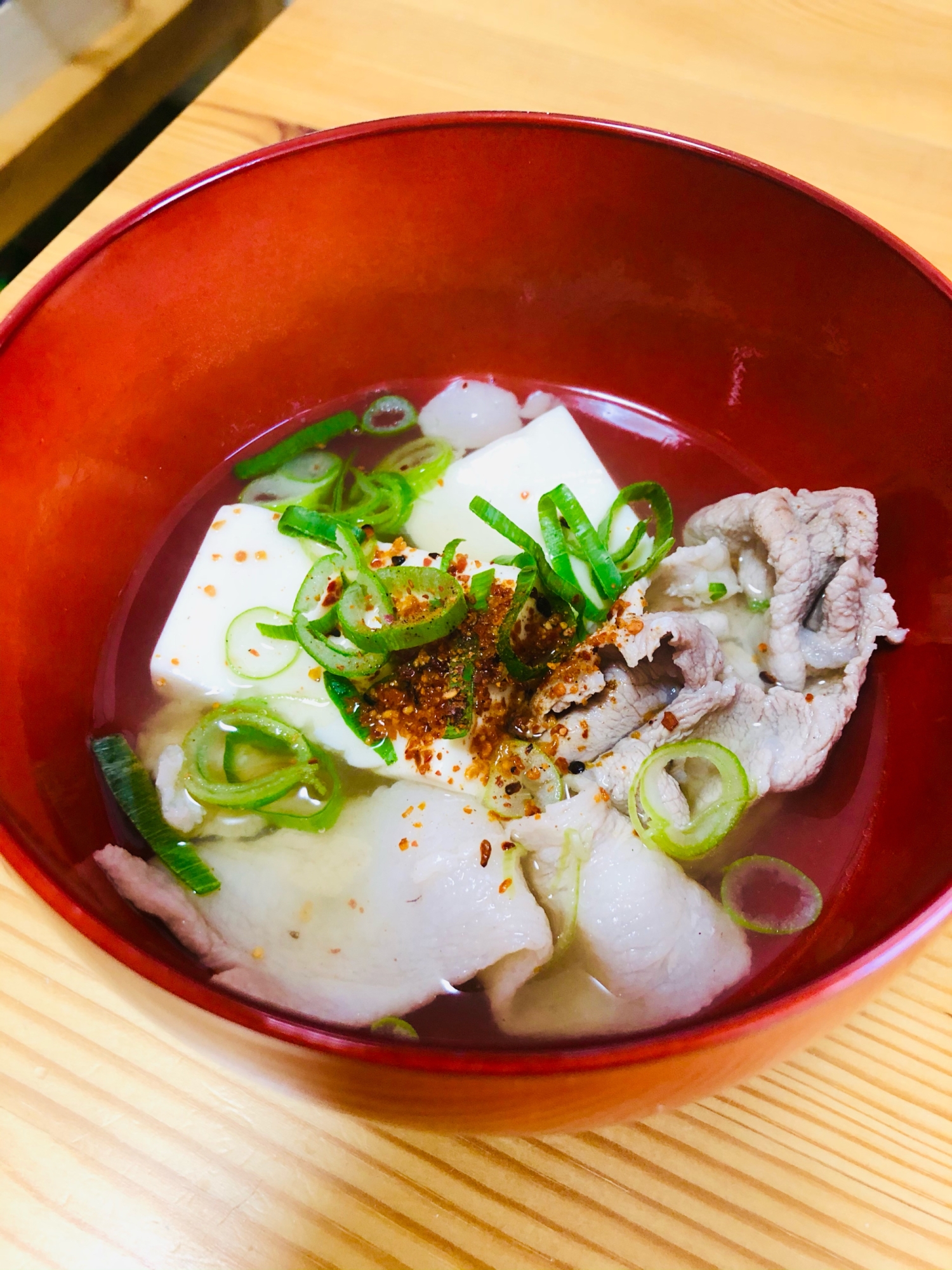 お椀に盛り付けた、豚肉、豆腐、ねぎで作った肉吸い